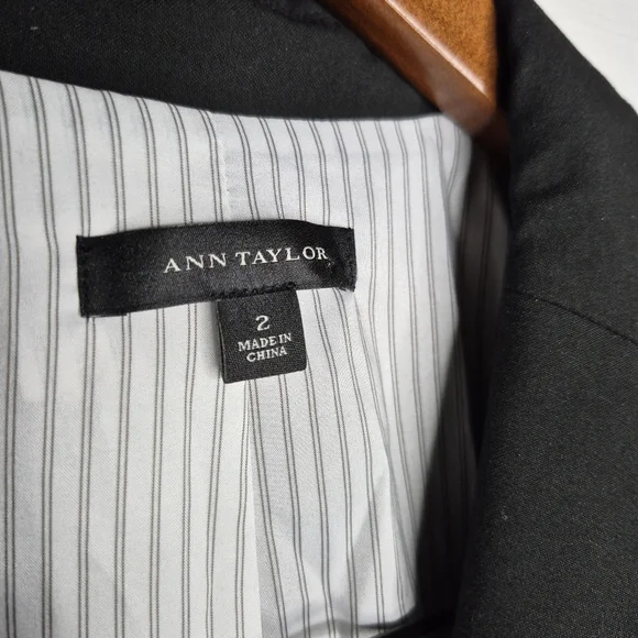 Ann Taylor Black Two-Button Blazer Jacket Size 2 – Classic Workwear - Picture 4 of 6